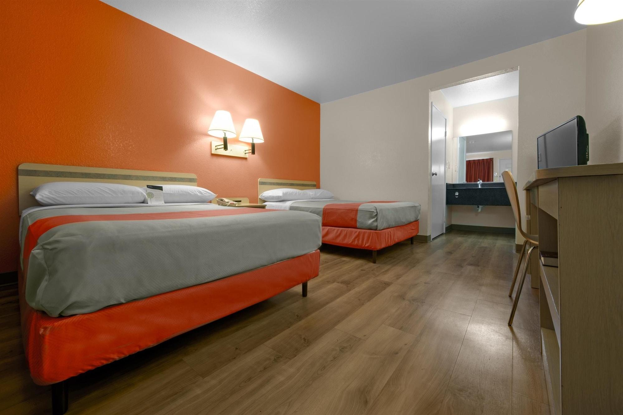 Super 8 By Wyndham - Salt North Inn 2*
