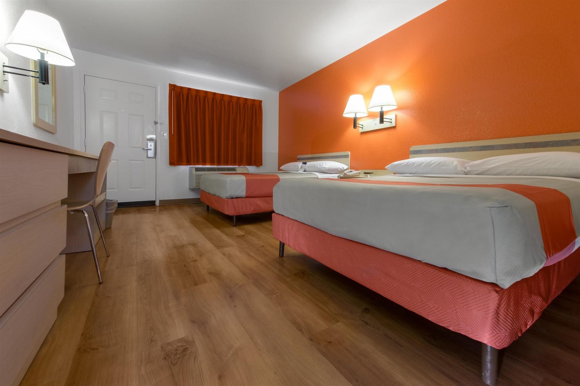 Super 8 By Wyndham - Salt North Inn 2*