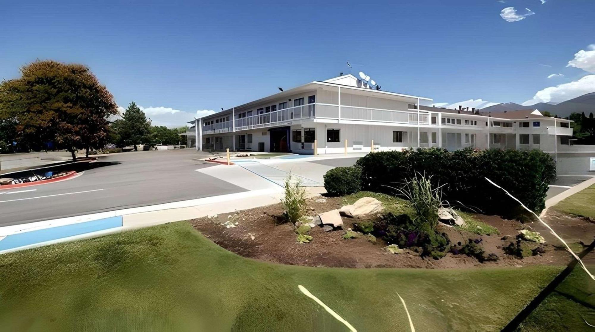 Super 8 By Wyndham - Salt North Inn 2*