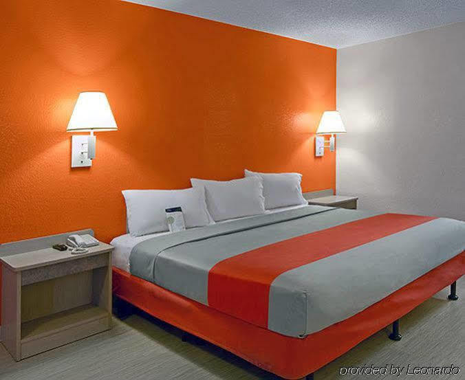 Super 8 By Wyndham - Salt North Woods Cross